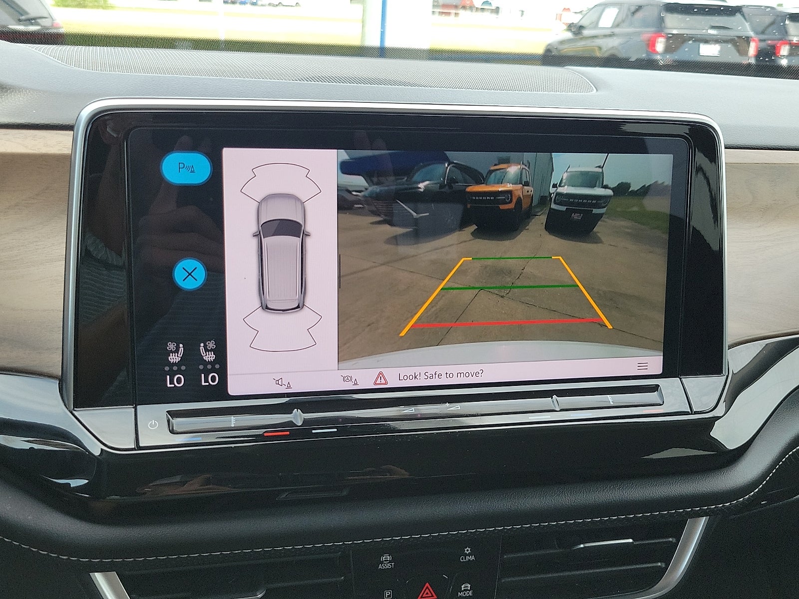 2025 Volkswagen Atlas 2.0T SE w/Technology