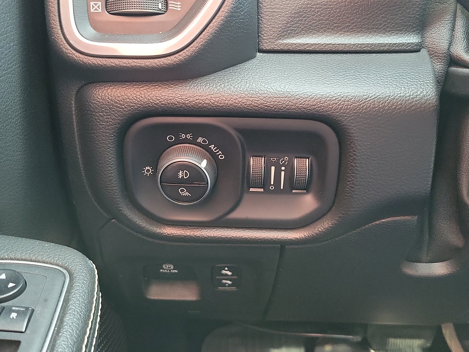 2019 RAM 1500 Laramie Crew Cab 4x2 5'7" Box