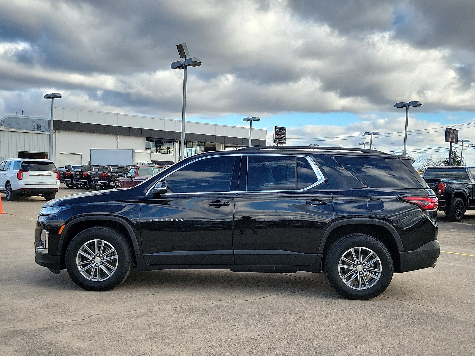 2023 Chevrolet Traverse LT Leather