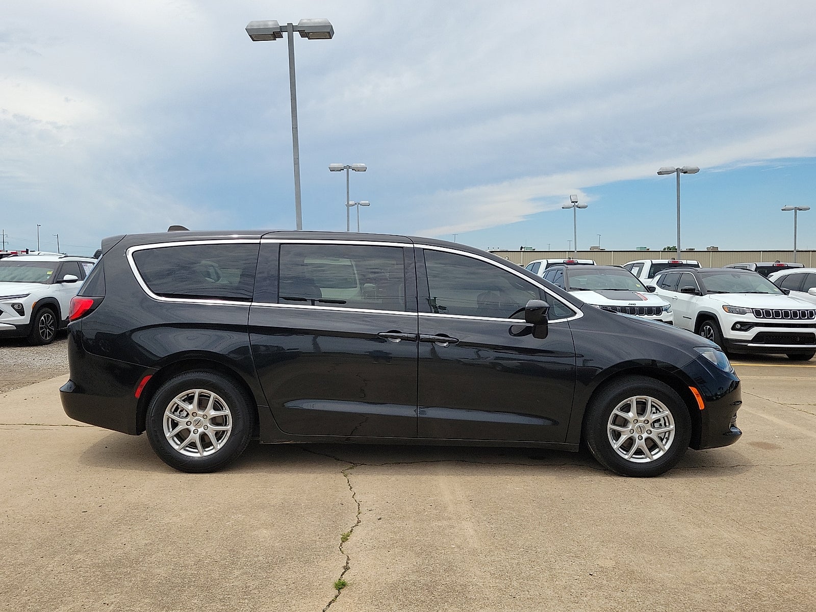 2023 Chrysler Voyager LX