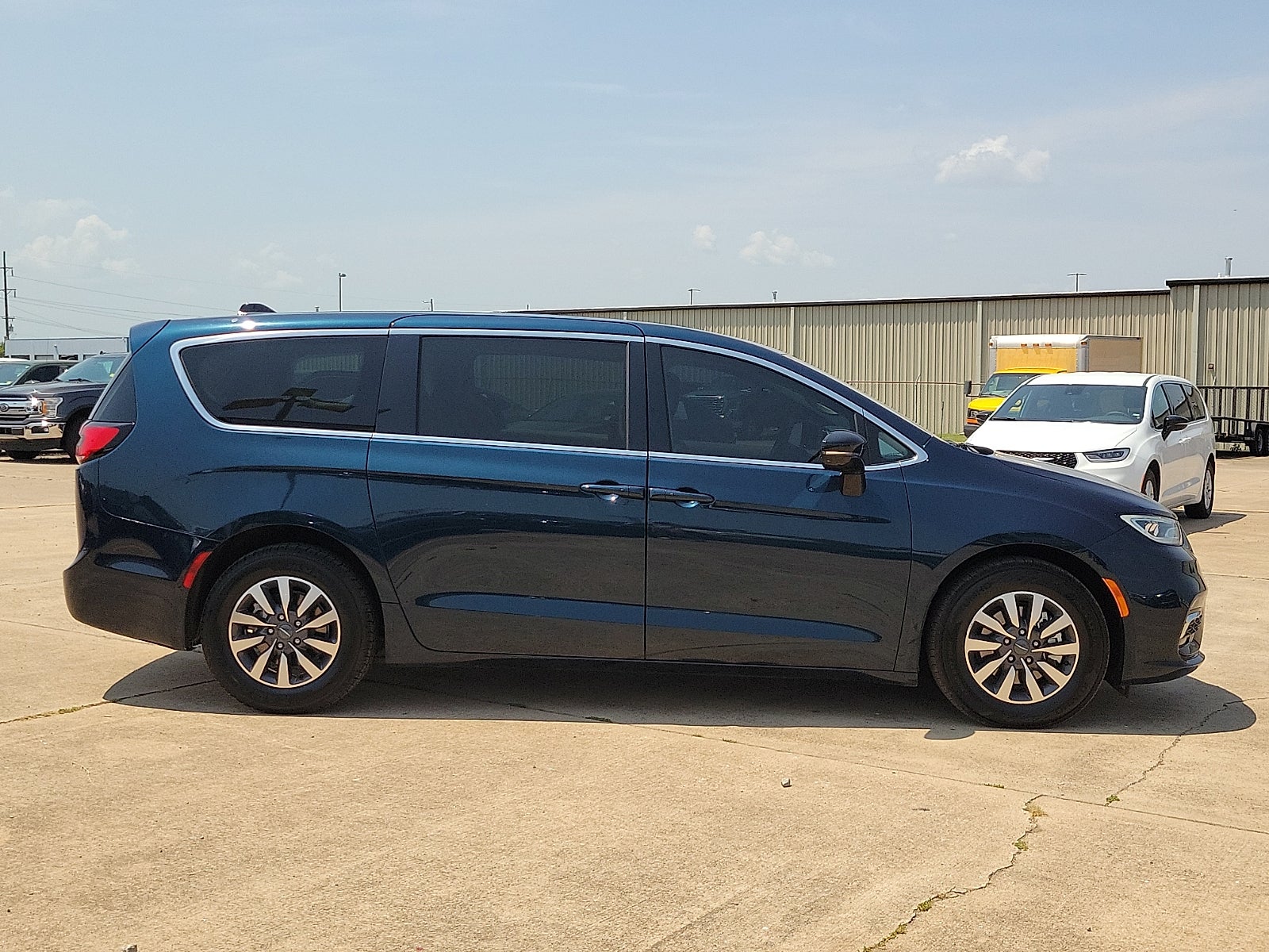 2024 Chrysler Pacifica Hybrid Select