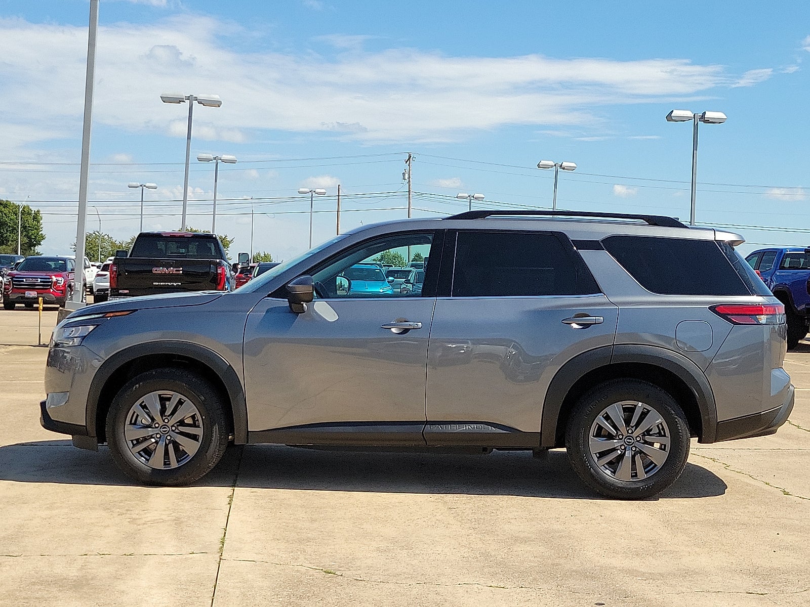 2025 Nissan Pathfinder SV