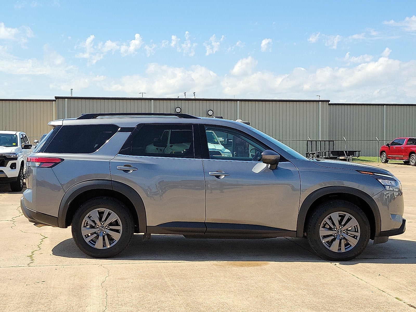 2025 Nissan Pathfinder SV