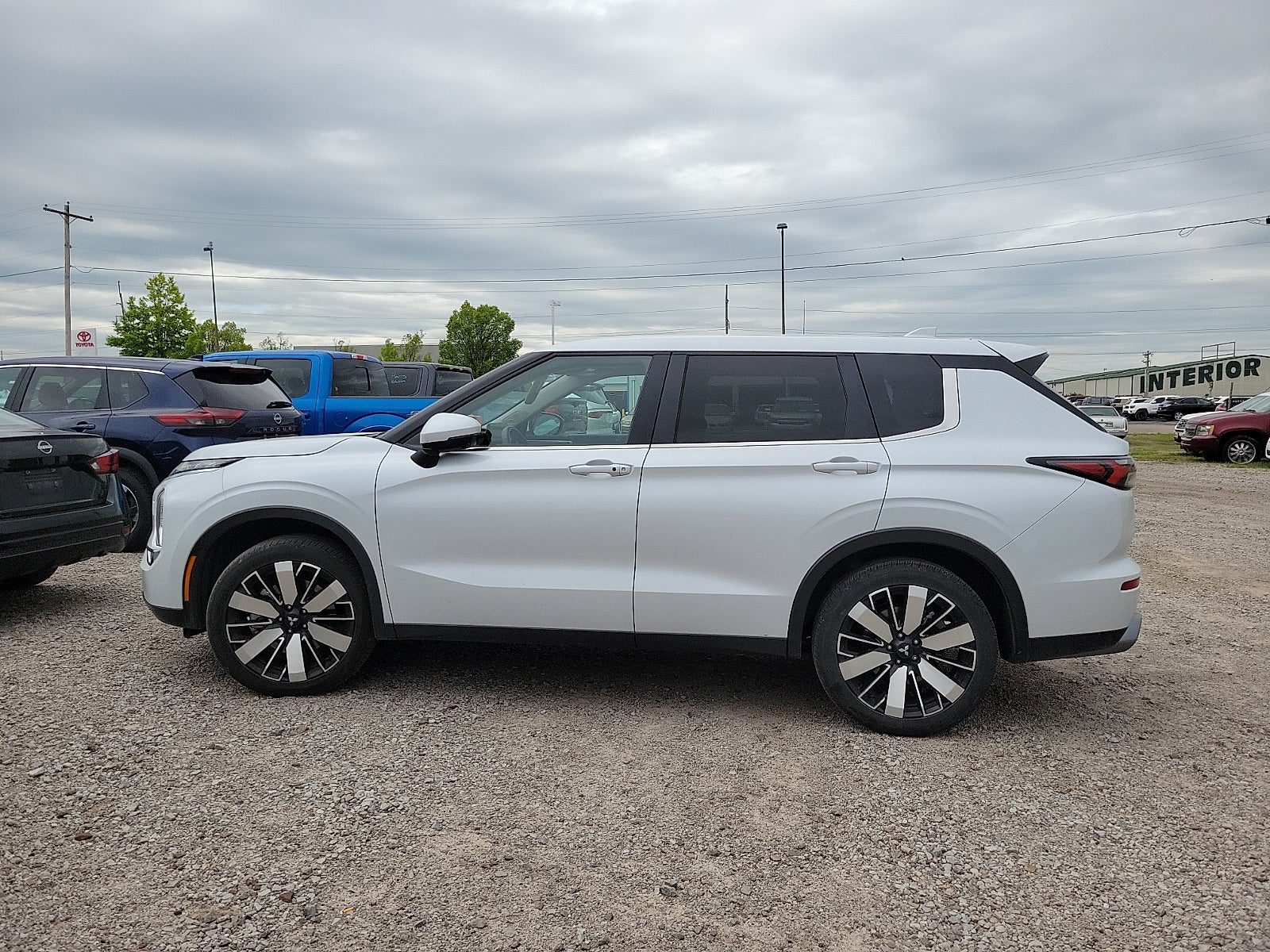 2025 Mitsubishi Outlander SE