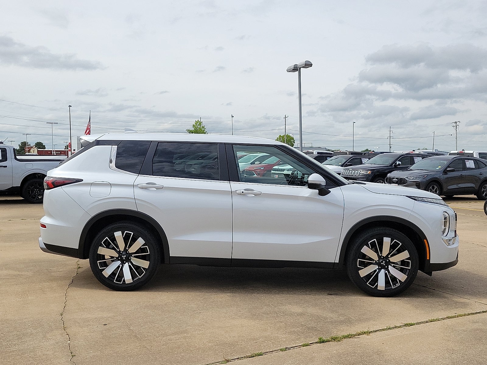 2025 Mitsubishi Outlander SE