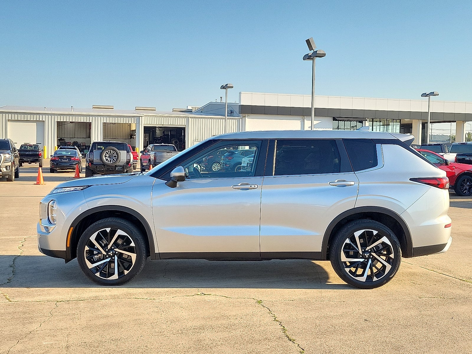 2024 Mitsubishi Outlander SE